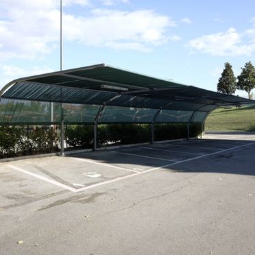 moderne Parklplatzüberdachung aus Glas