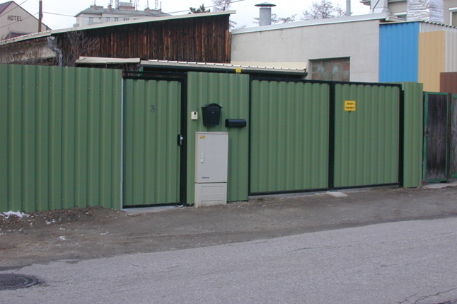 Grünes Einfahrtstor, ein hochwertiges Metalltor aus Wien