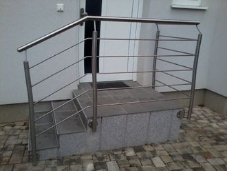 Eingangstreppe mit Handlauf