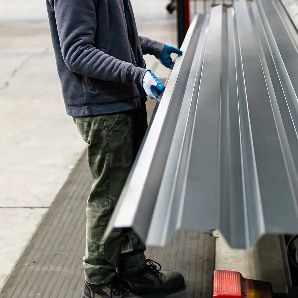 In einer Fabrik hergestellte gewellte Metallbleche für Dächer